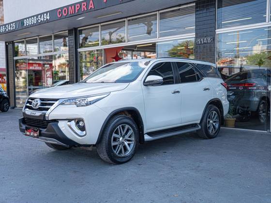 TOYOTA HILUX SW4 2.8 SRX 4X4 7 LUGARES 16V TURBO INTERCOOLER DIESEL 4P AUTOMÁTICO